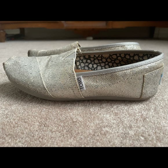 Toms slip ons silver size 8.5 - Picture 5 of 7